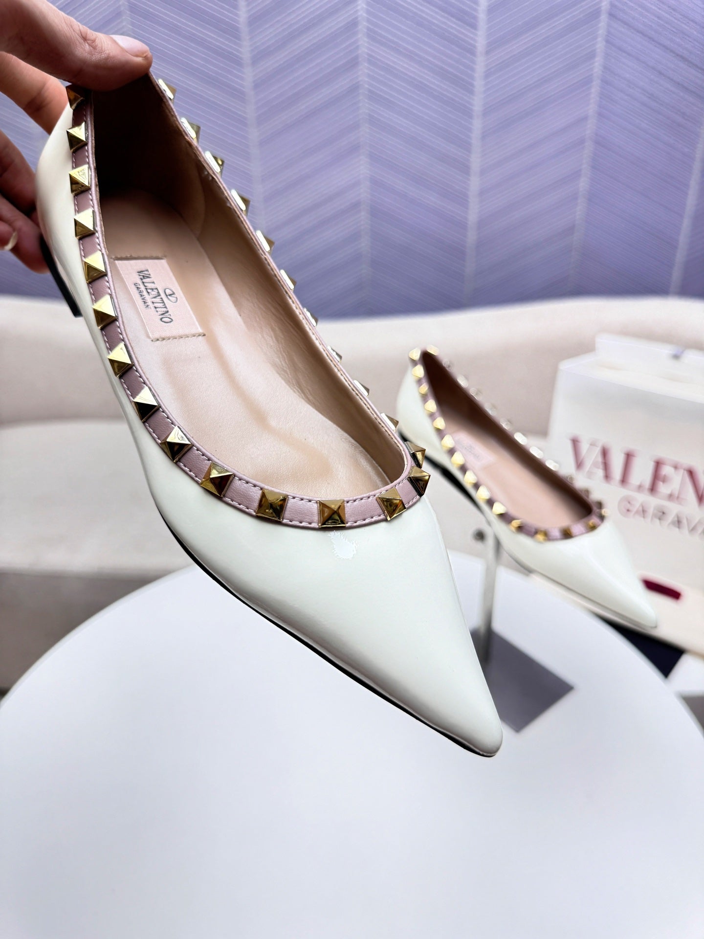 ROCKSTUD FLAT PUMP IN WHITE CALFSKIN - 34