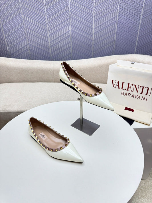 ROCKSTUD FLAT PUMP IN WHITE CALFSKIN - 34