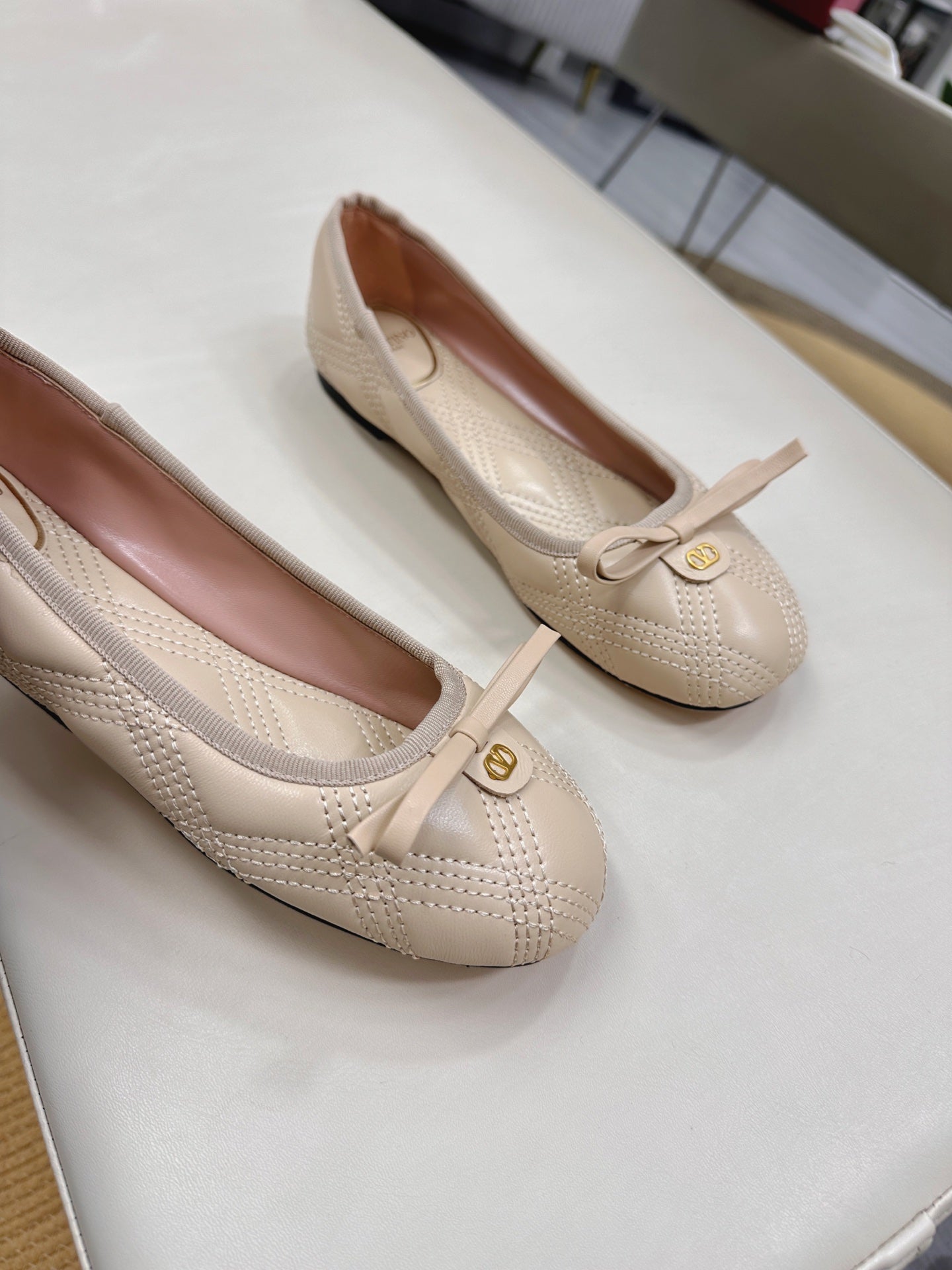 VLTN CLASSIC BALLET FLATS 25S IN LIGHT BEIGE CALFSKIN WITH BOW - 35