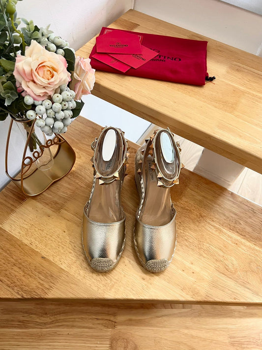 БОСОНІЖКИ VALENTINO 26S НА ТАНКЕТЦІ З БЛІДО-ЗОЛОТИСТОЇ ТЕЛЯЧОЇ ШКІРИ