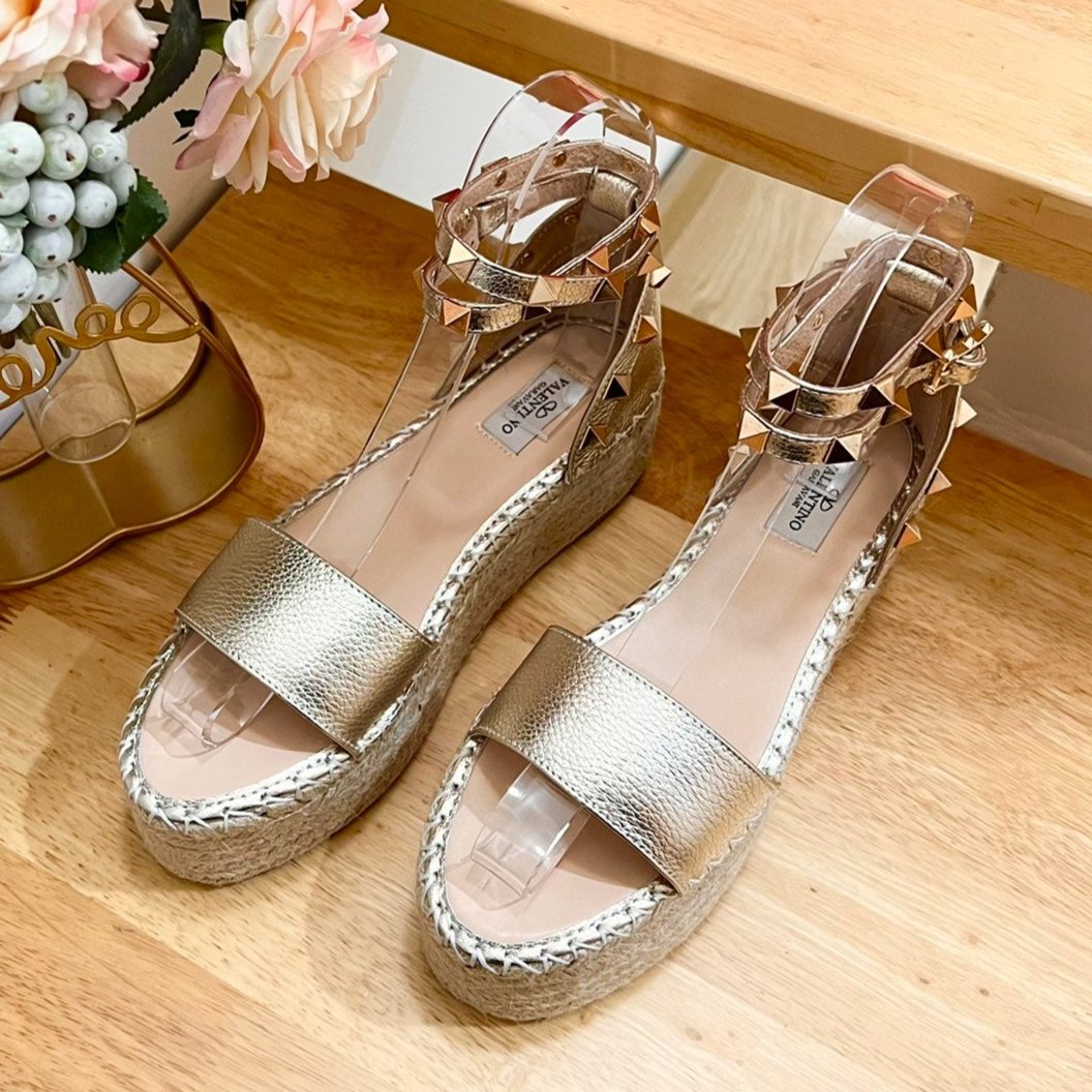 ROCKSTUD FLATFORM SANDAL IN LIGHT GOLD CALFSKIN - 35