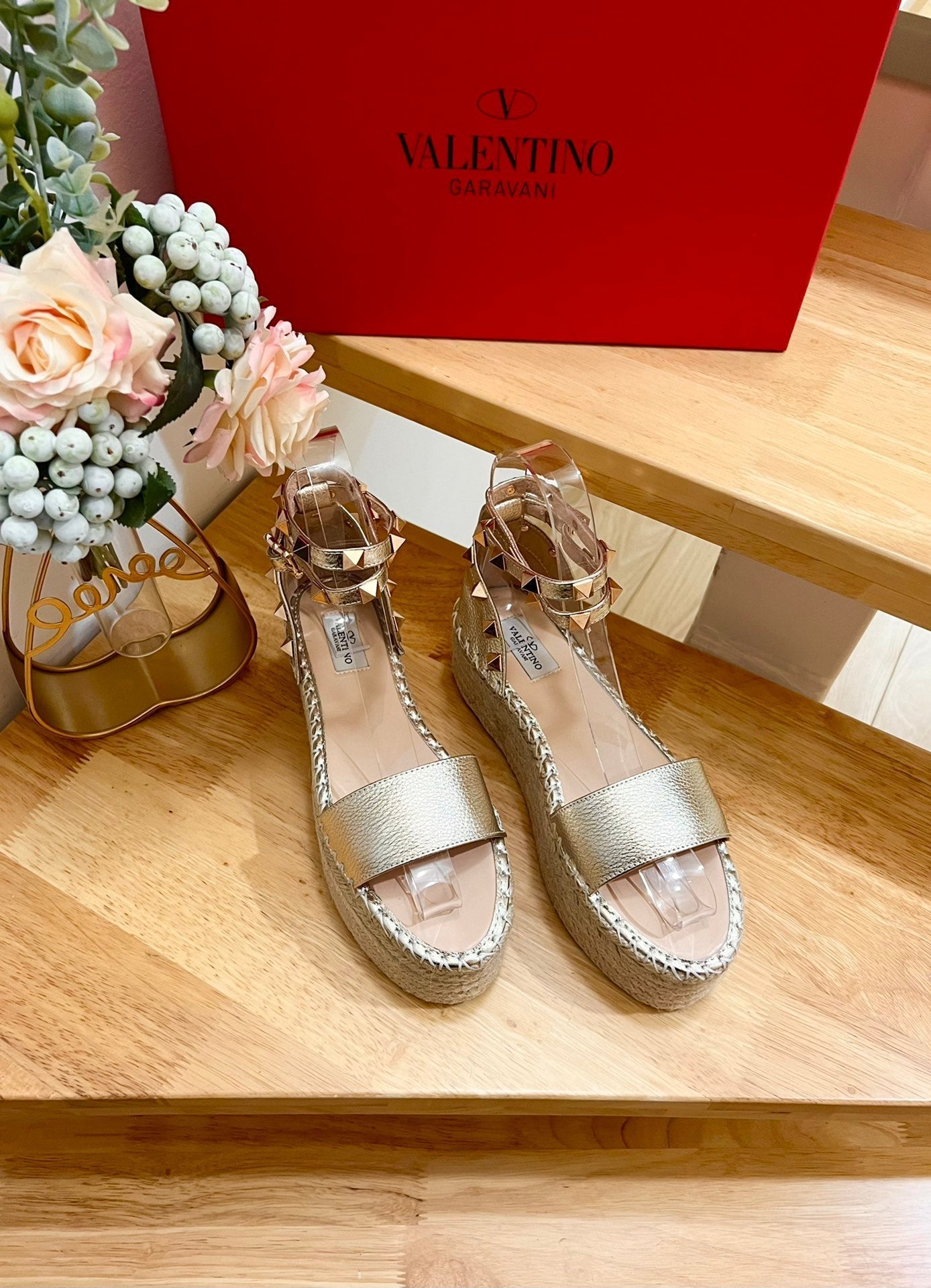 ROCKSTUD FLATFORM SANDAL IN LIGHT GOLD CALFSKIN - 35