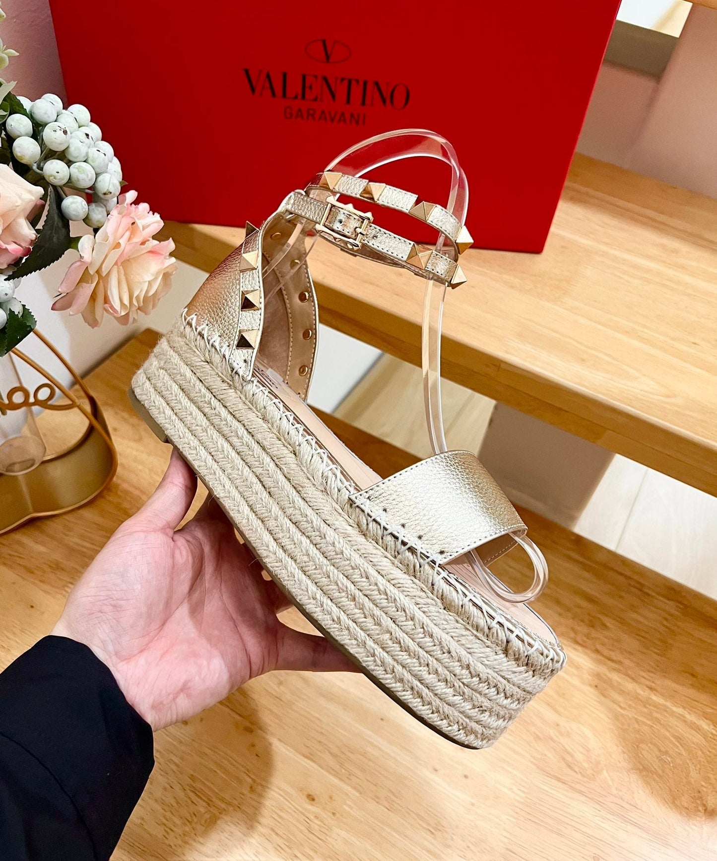 ROCKSTUD FLATFORM SANDAL IN LIGHT GOLD CALFSKIN - 35