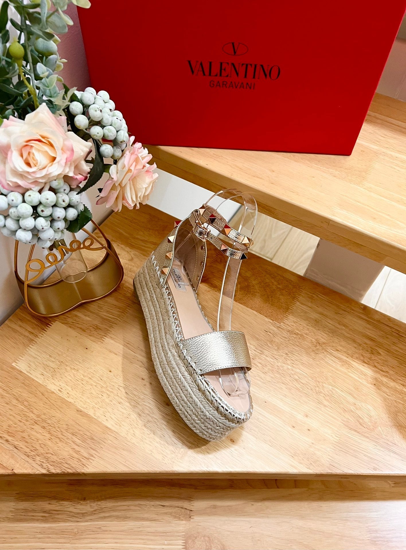 ROCKSTUD FLATFORM SANDAL IN LIGHT GOLD CALFSKIN - 35