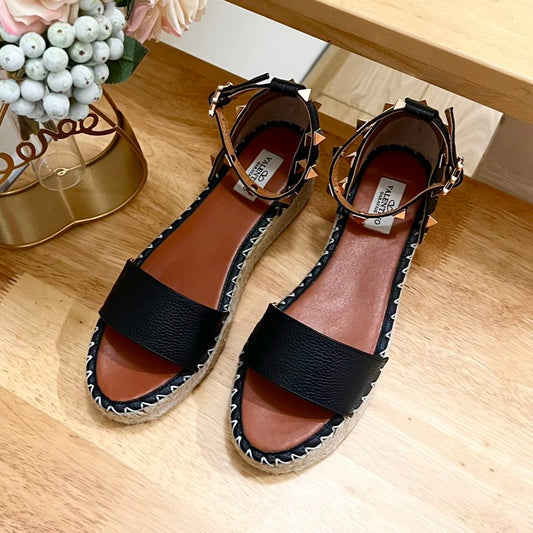 ROCKSTUD FLATFORM SANDAL IN BLACK CALFSKIN - 35