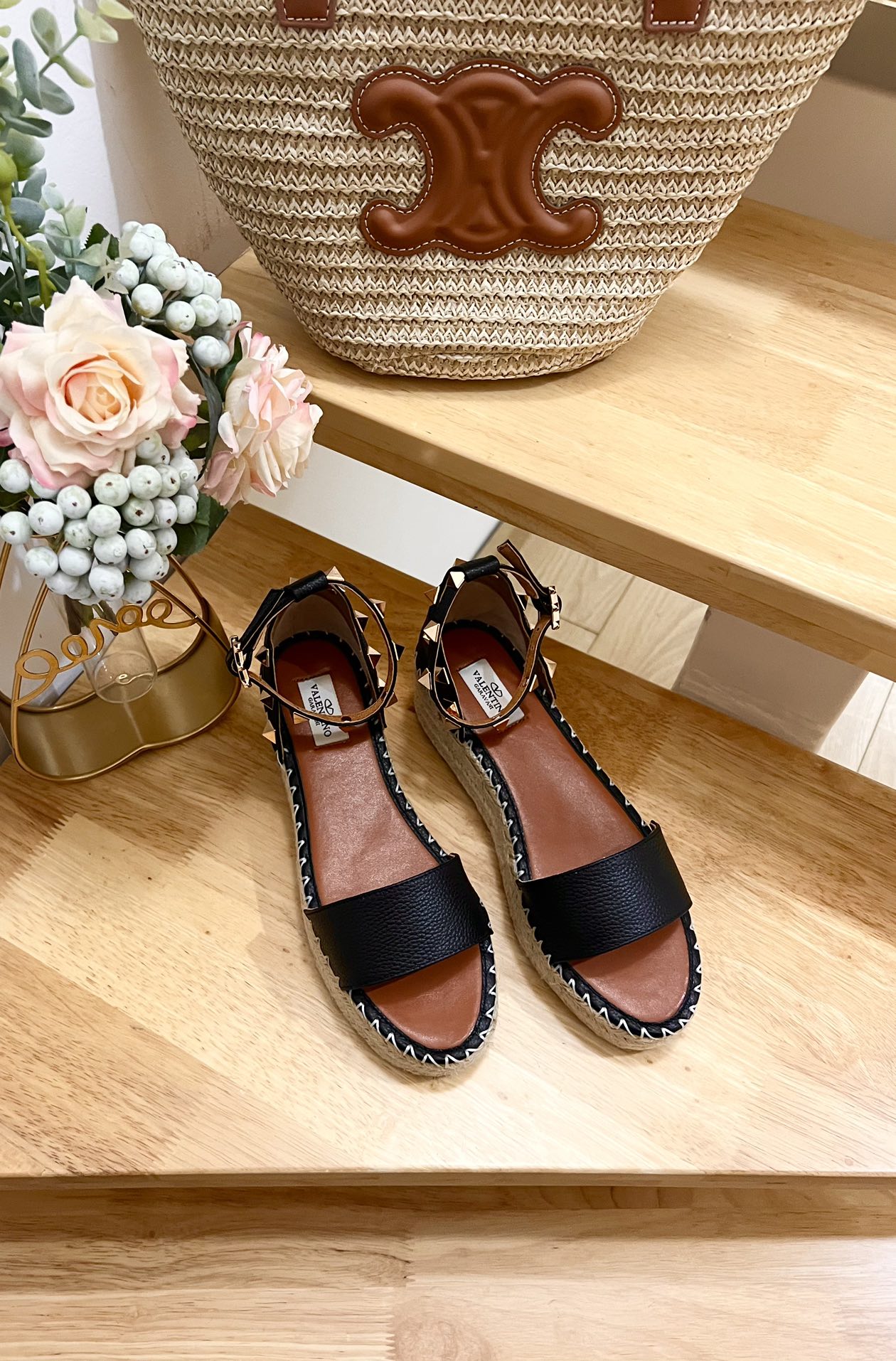 ROCKSTUD FLATFORM SANDAL IN BLACK CALFSKIN - 35