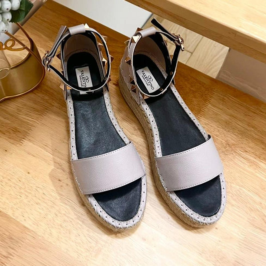 ROCKSTUD FLATFORM SANDAL IN SOFT PINK CALFSKIN - 35