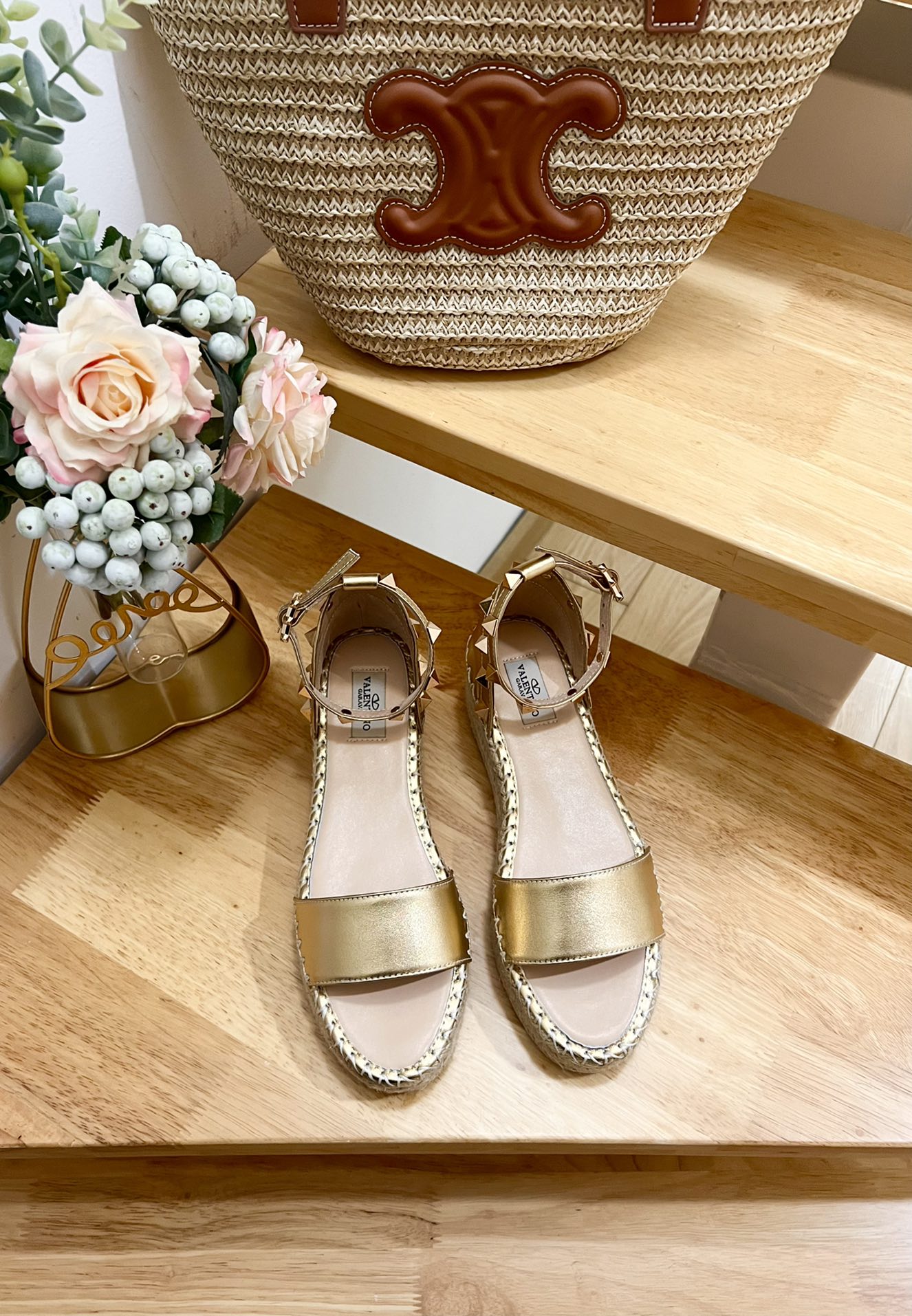 ROCKSTUD FLATFORM SANDAL IN GOLD CALFSKIN - 35