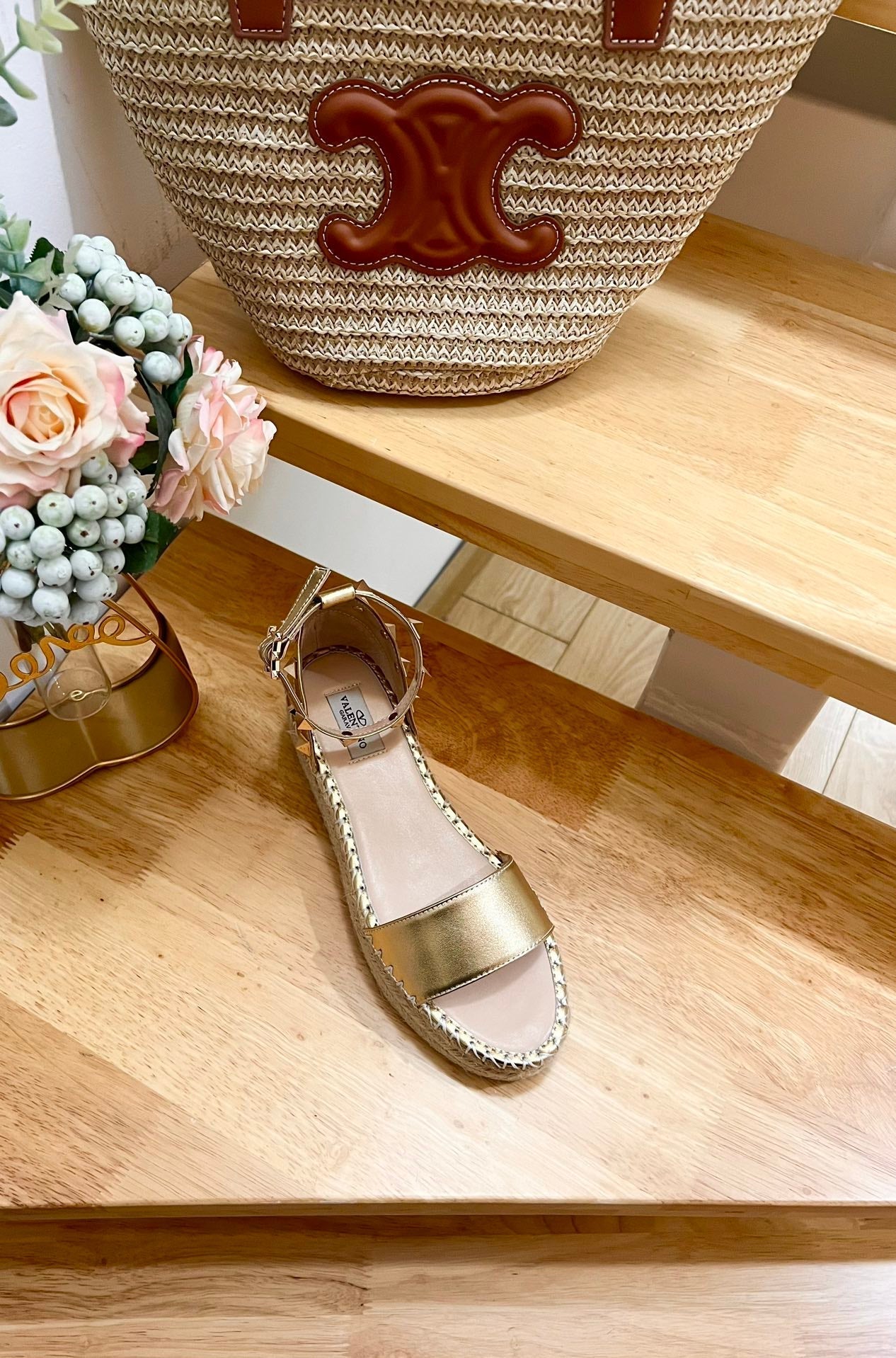 ROCKSTUD FLATFORM SANDAL IN GOLD CALFSKIN - 35