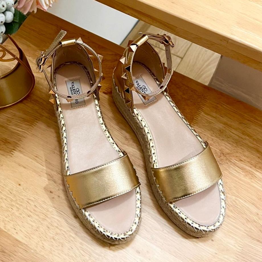ROCKSTUD FLATFORM SANDAL IN GOLD CALFSKIN - 35