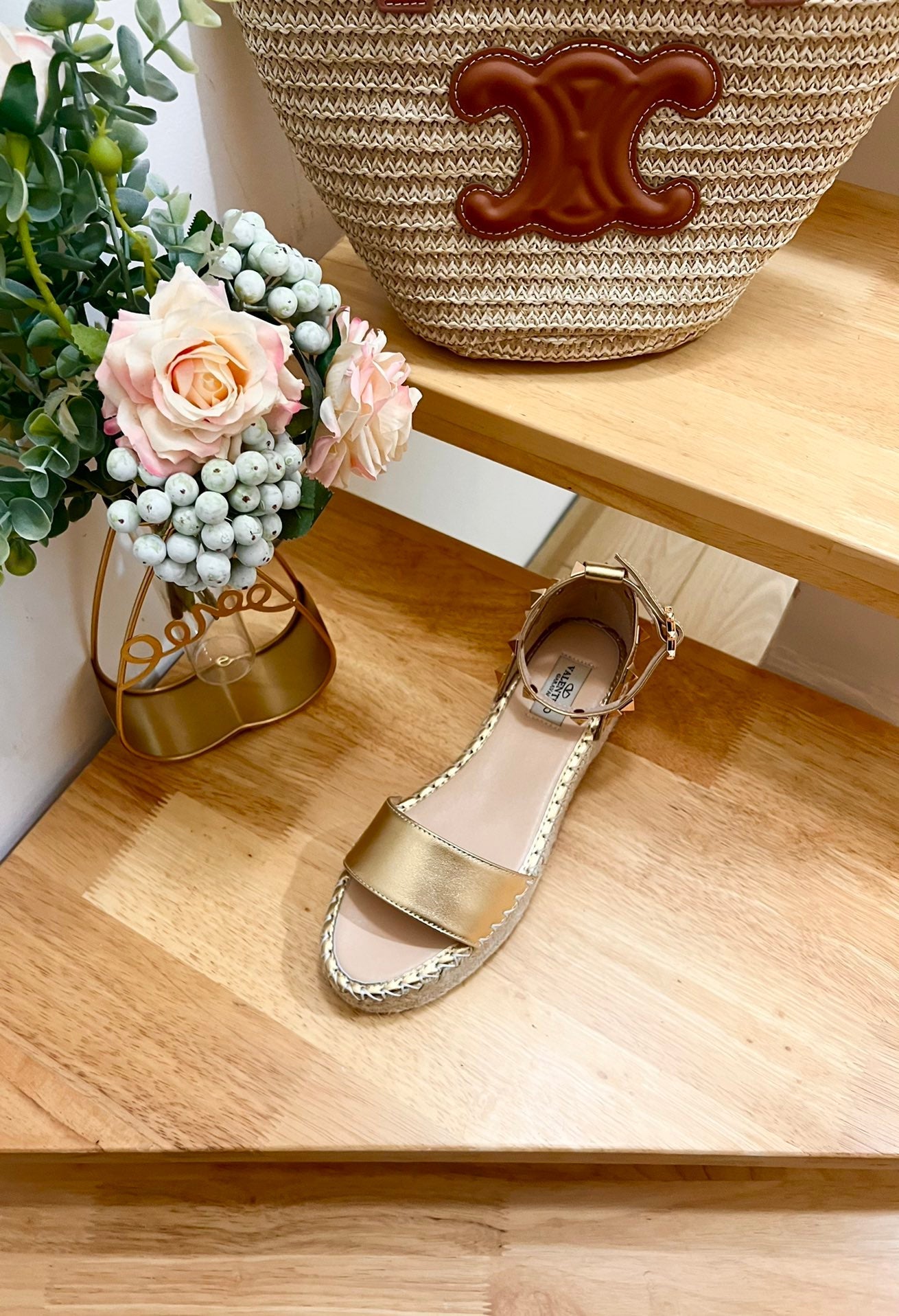 ROCKSTUD FLATFORM SANDAL IN GOLD CALFSKIN - 35