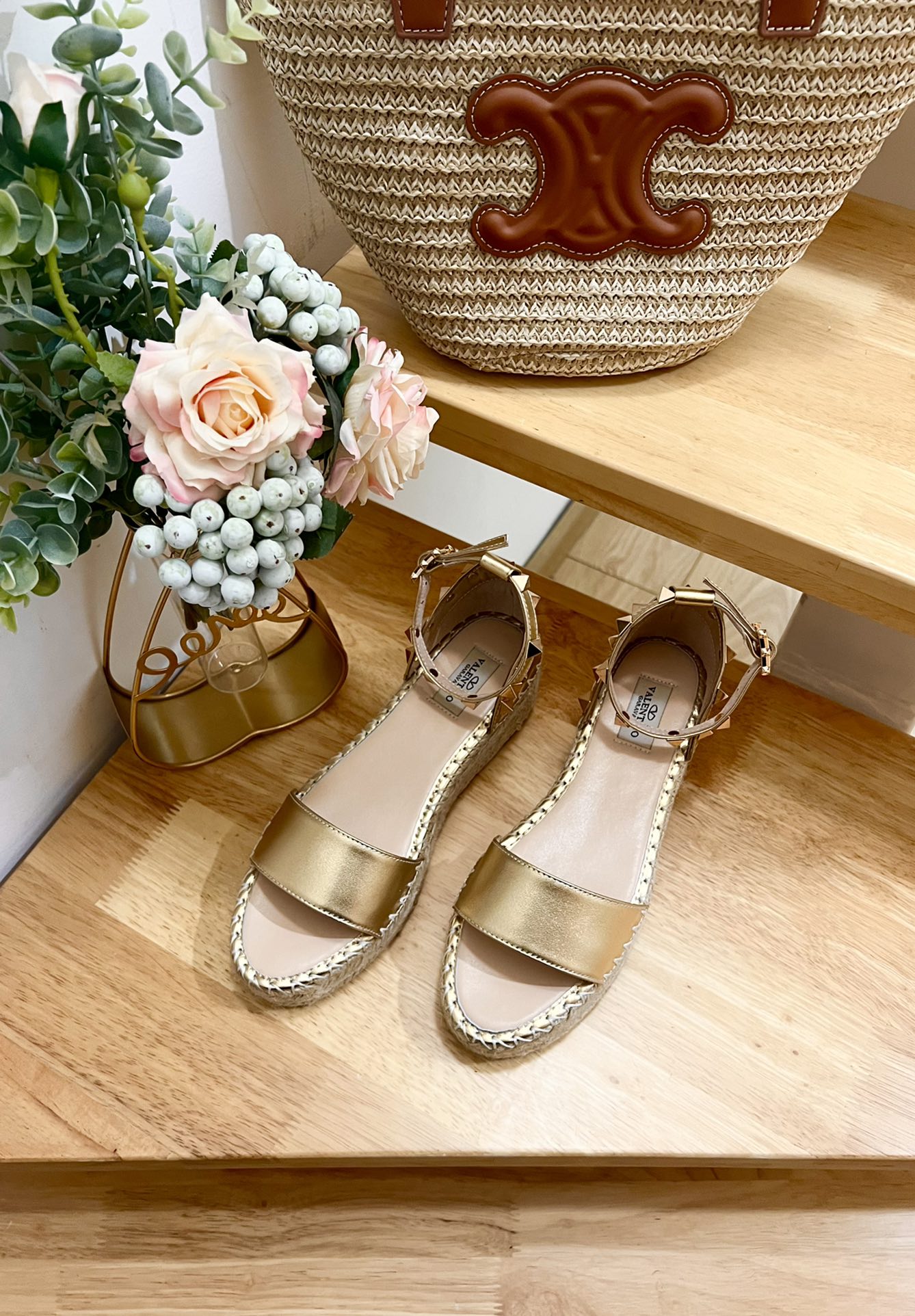ROCKSTUD FLATFORM SANDAL IN GOLD CALFSKIN - 35