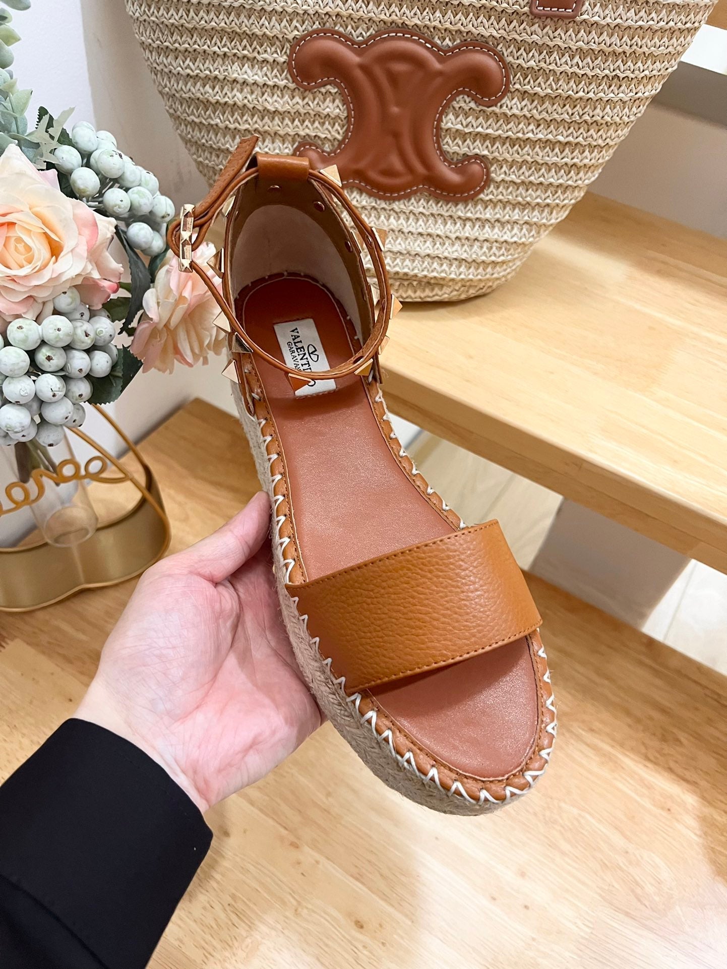 ROCKSTUD FLATFORM SANDAL IN CHOCOLATE BROWN CALFSKIN - 35