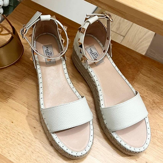 ROCKSTUD FLATFORM SANDAL IN WHITE CALFSKIN - 35