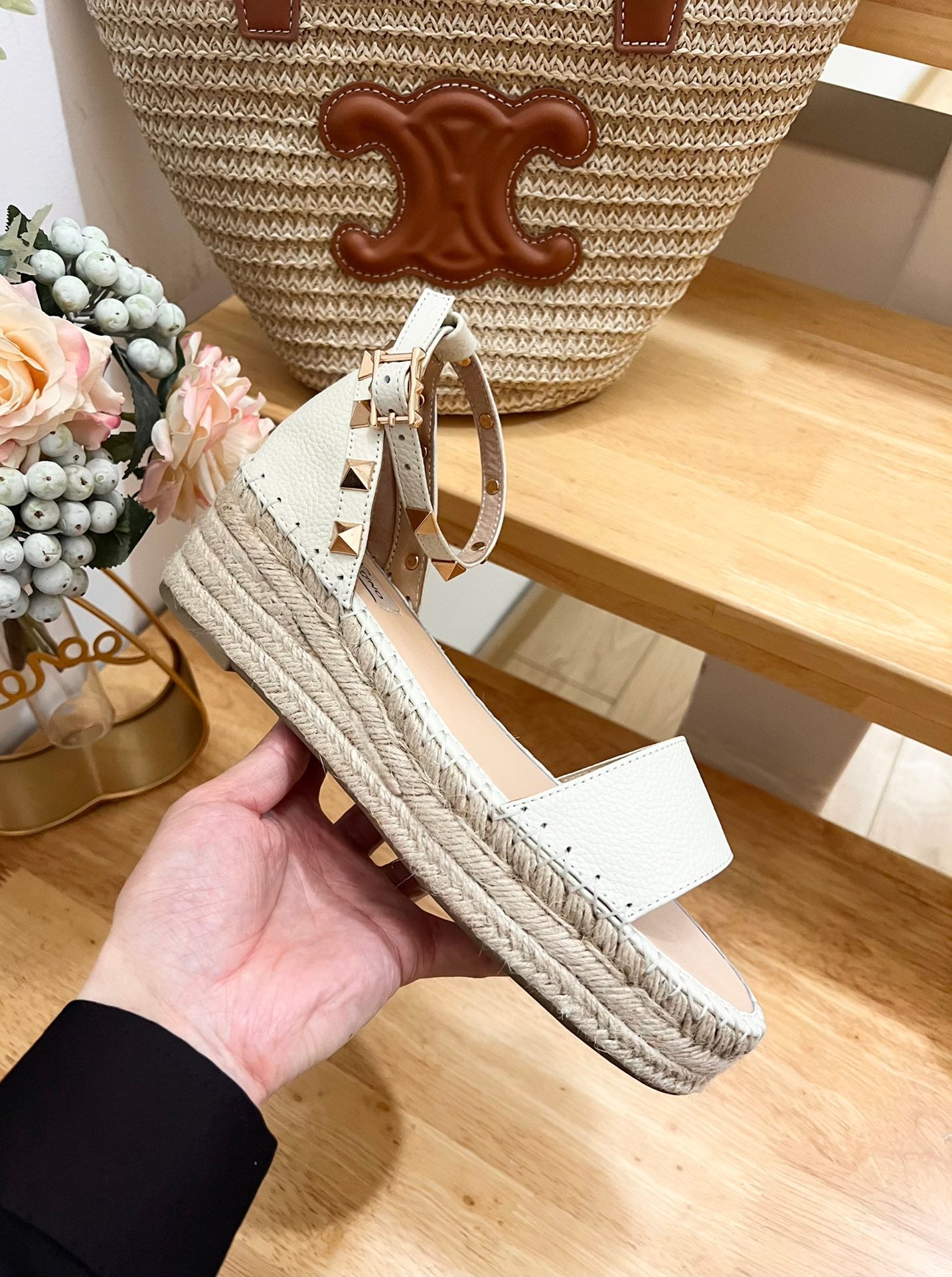 ROCKSTUD FLATFORM SANDAL IN WHITE CALFSKIN - 35