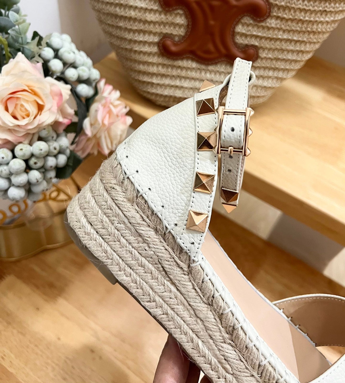 ROCKSTUD FLATFORM SANDAL IN WHITE CALFSKIN - 35