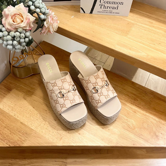 БОСОНІЖКИ-ТАНКЕТКА GUCCI 26S 100 ММ ІЗ БЕЖЕВОЇ ЗАМШІ
