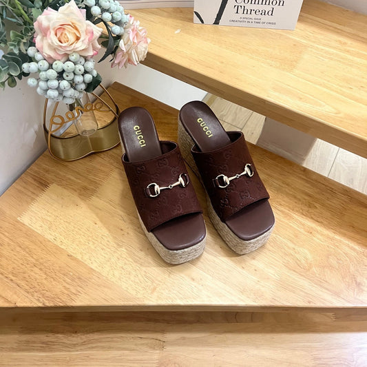 Босоніжки-танцюлетки GUCCI 26S на танкетці 100 мм із коричневої замші