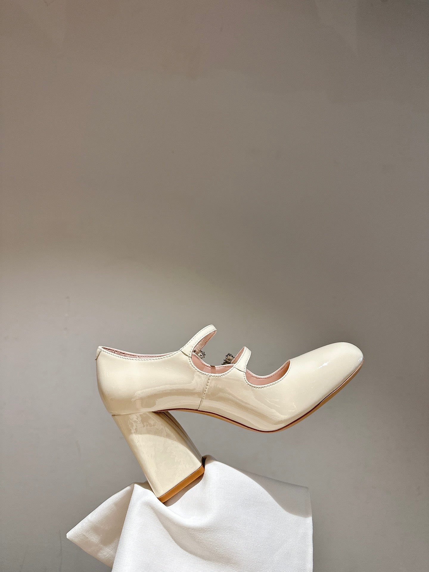 TRÈS VIVIER MARY JANE DOUBLE-STRAP PUMPS IN OFF WHITE PATENT CALFSKIN - 35