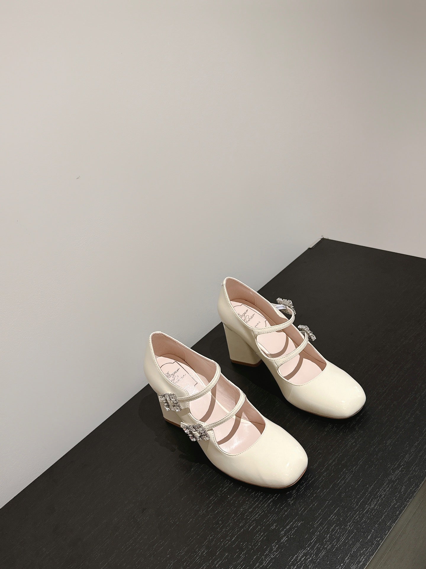 TRÈS VIVIER MARY JANE DOUBLE-STRAP PUMPS IN OFF WHITE PATENT CALFSKIN - 35