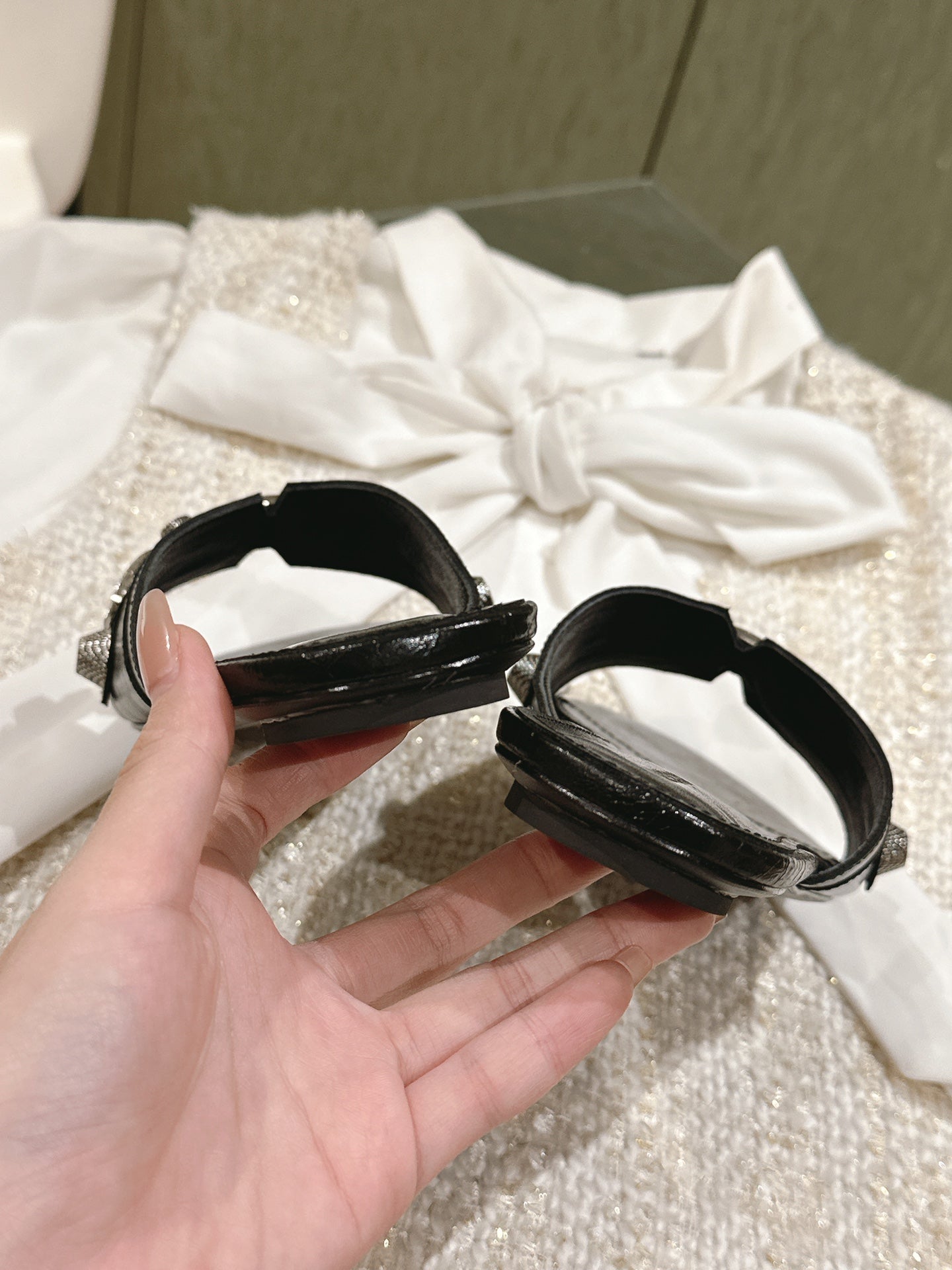 CAGOLE FLAT SANDALS IN BLACK WAX-OIL SHEEPSKIN - 34