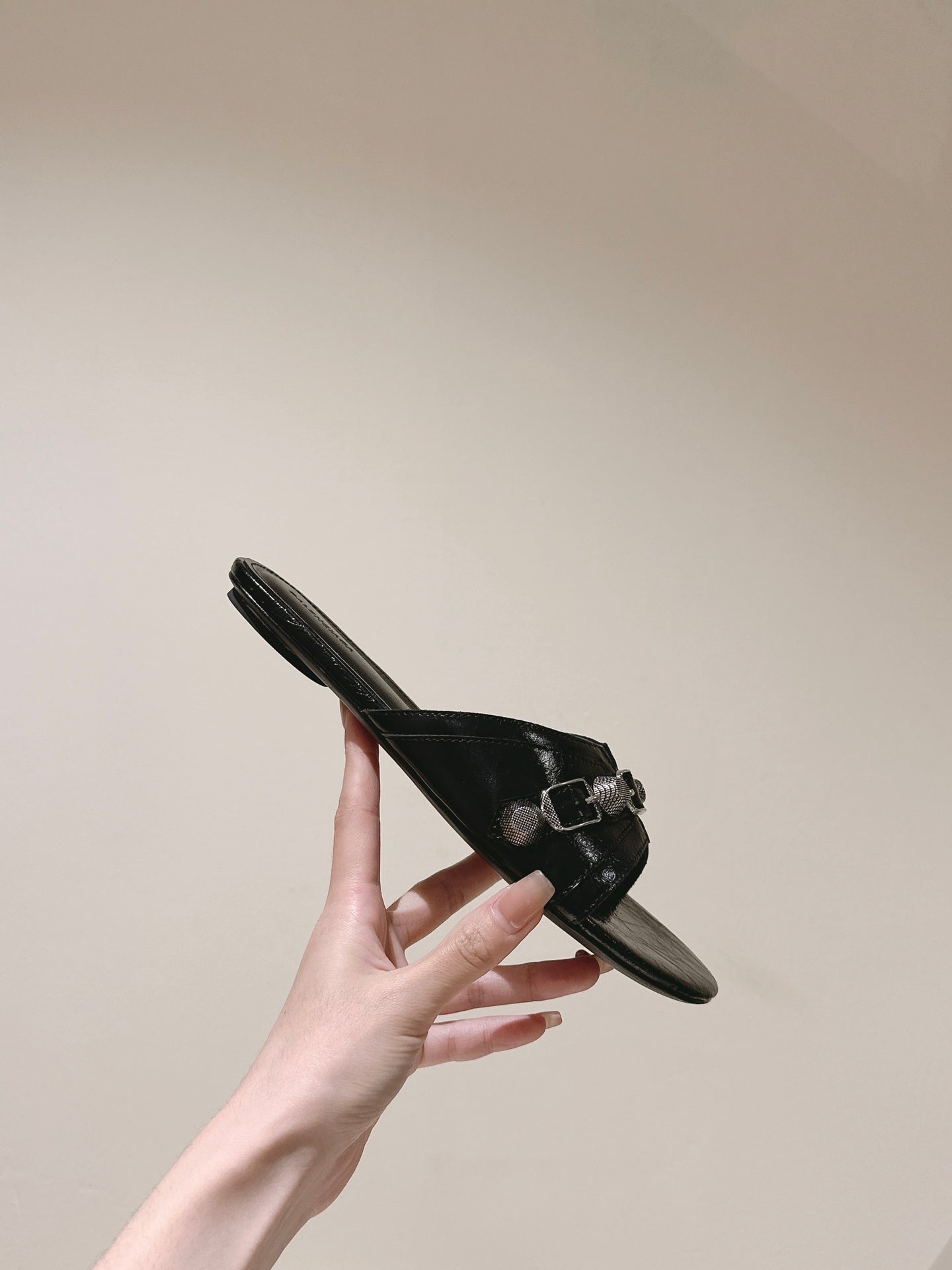 CAGOLE FLAT SANDALS IN BLACK WAX-OIL SHEEPSKIN - 34