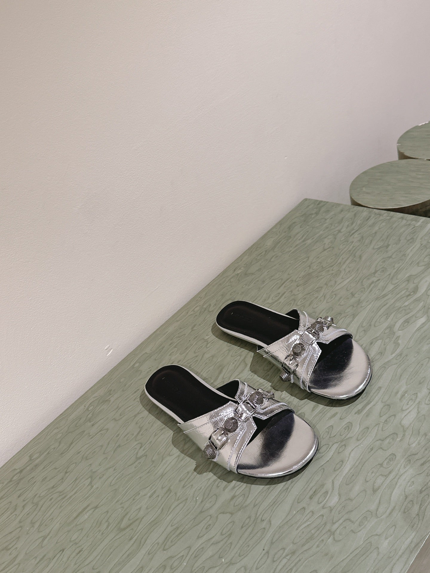 CAGOLE FLAT SANDALS IN SILVER WAX-OIL SHEEPSKIN - 34