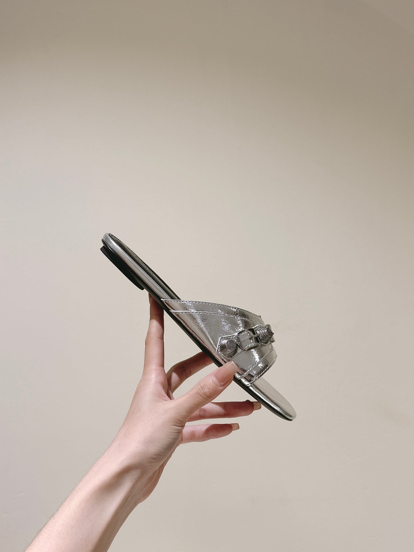 CAGOLE FLAT SANDALS IN SILVER WAX-OIL SHEEPSKIN - 34