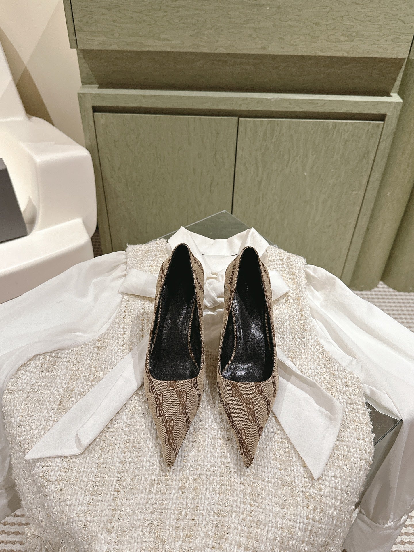 POINTED HIGH PUMPS IN BEIGE MONOGRAM JACQUARD FABRIC - 34