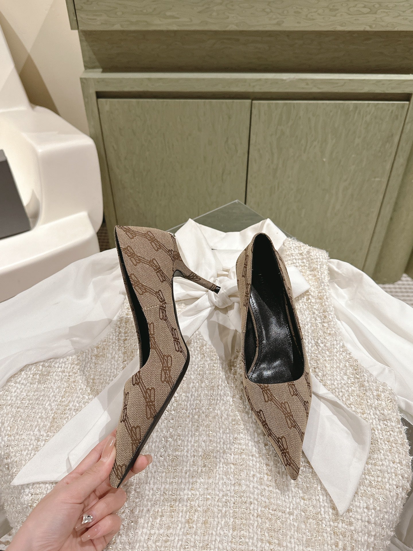 POINTED HIGH PUMPS IN BEIGE MONOGRAM JACQUARD FABRIC - 34