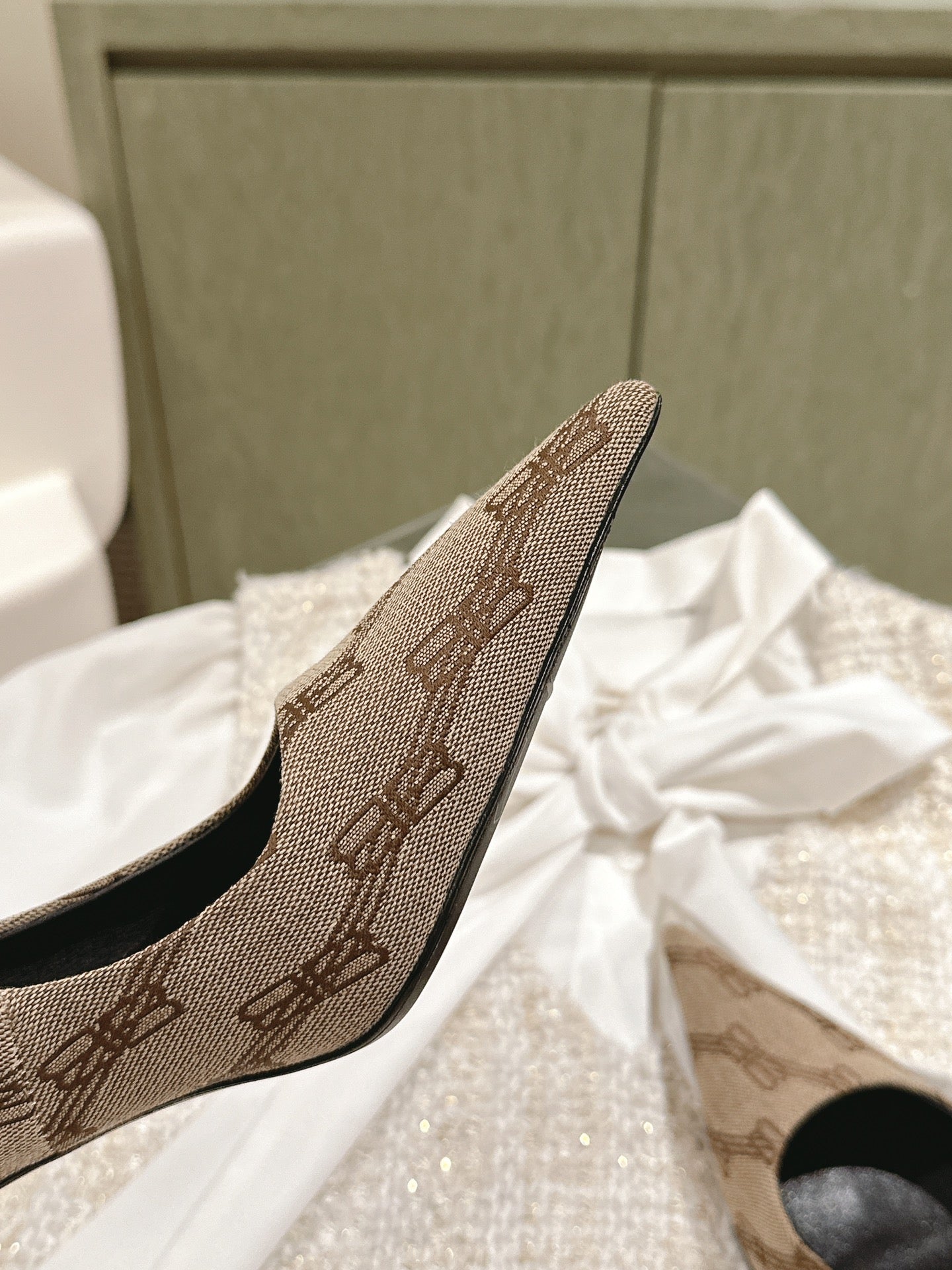 POINTED HIGH PUMPS IN BEIGE MONOGRAM JACQUARD FABRIC - 34