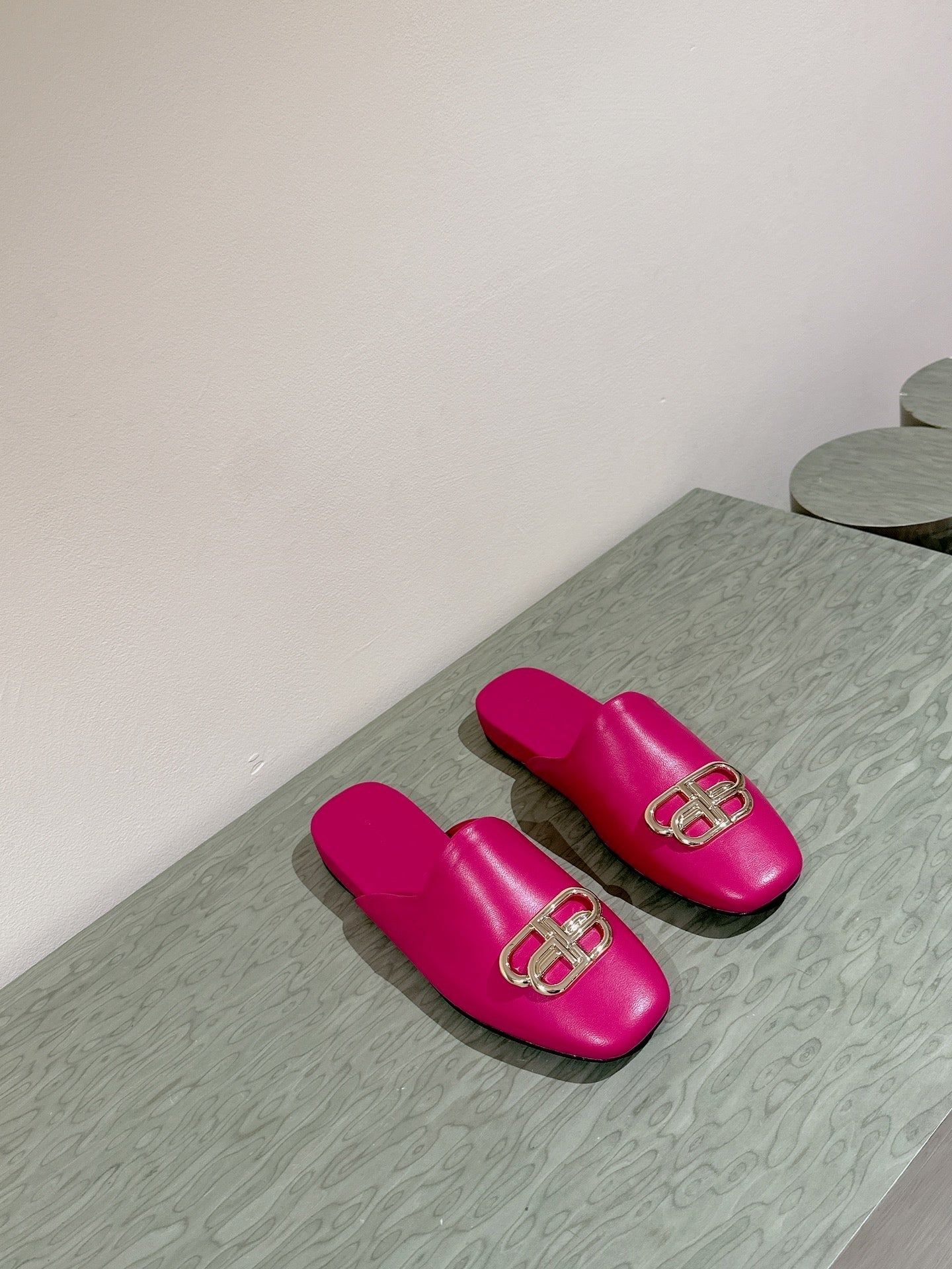 FLAT MULES IN DEEP PINK SMOOTH CALFSKIN GOLD BUCKLE - 34