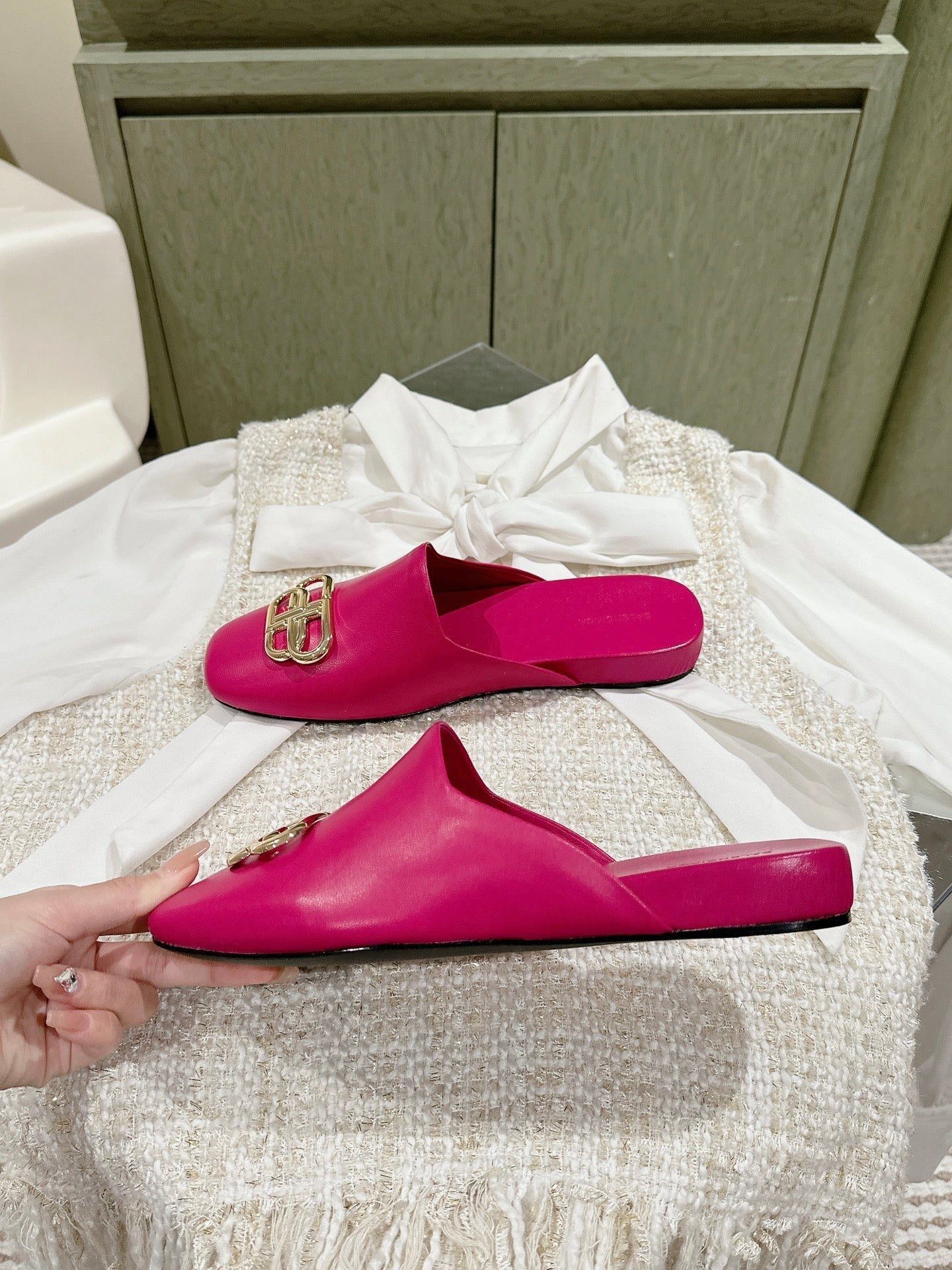 FLAT MULES IN DEEP PINK SMOOTH CALFSKIN GOLD BUCKLE - 34