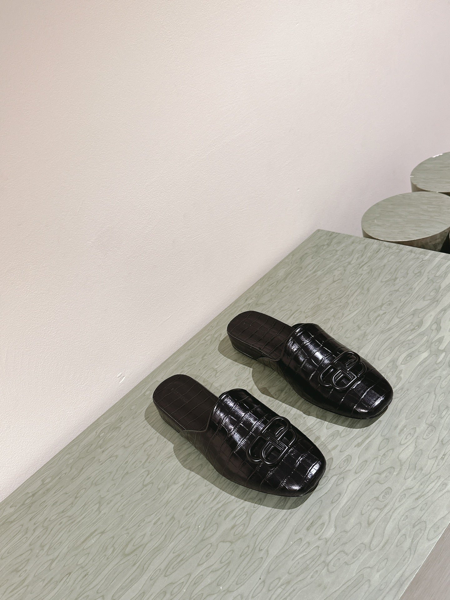 FLAT MULES IN BLACK CROCODILE EMBOSSED GLOSSY CALFSKIN - 34