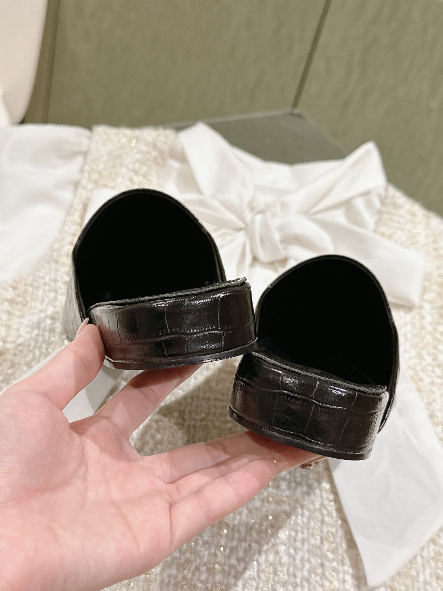 FLAT MULES IN BLACK CROCODILE EMBOSSED GLOSSY CALFSKIN - 34