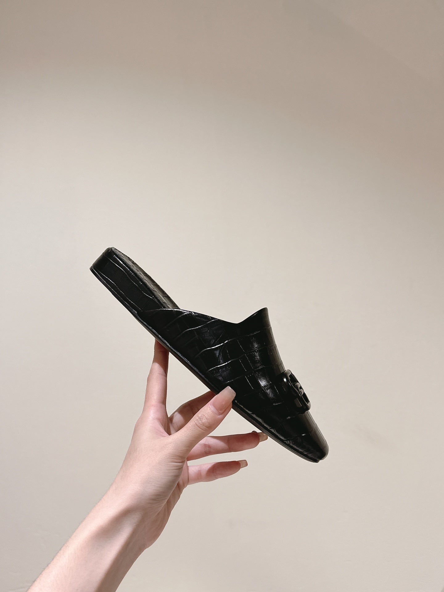 FLAT MULES IN BLACK CROCODILE EMBOSSED GLOSSY CALFSKIN - 34