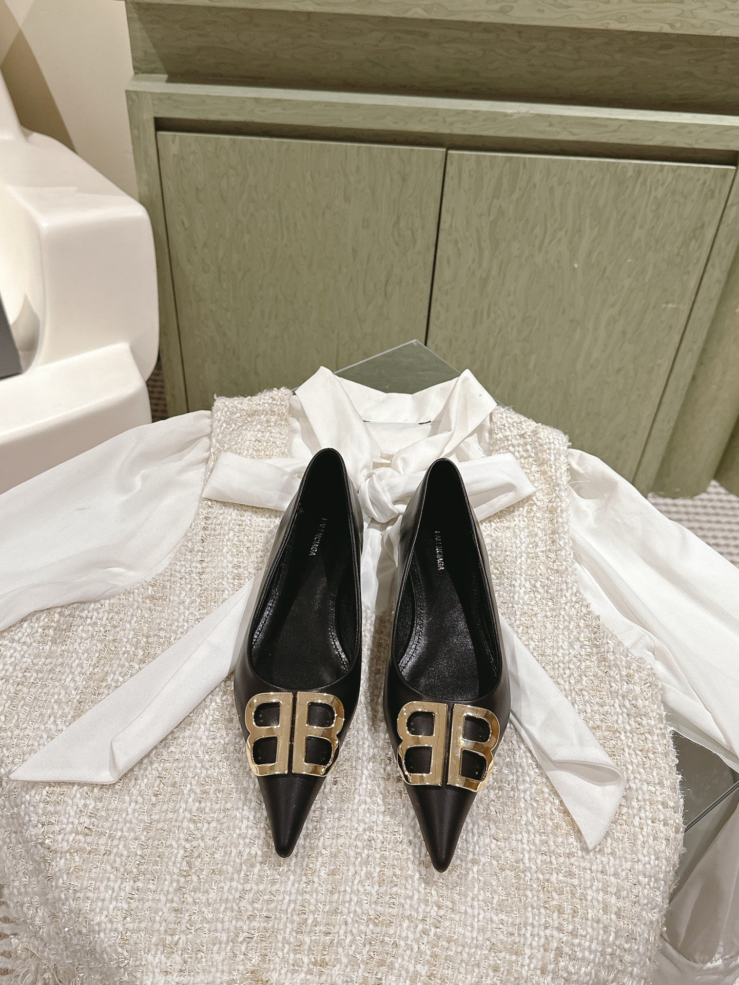 POINTED BB GOLD BUCKLE BALLET FLAT IN BLACK SMOOTH LAMBSKIN - 34
