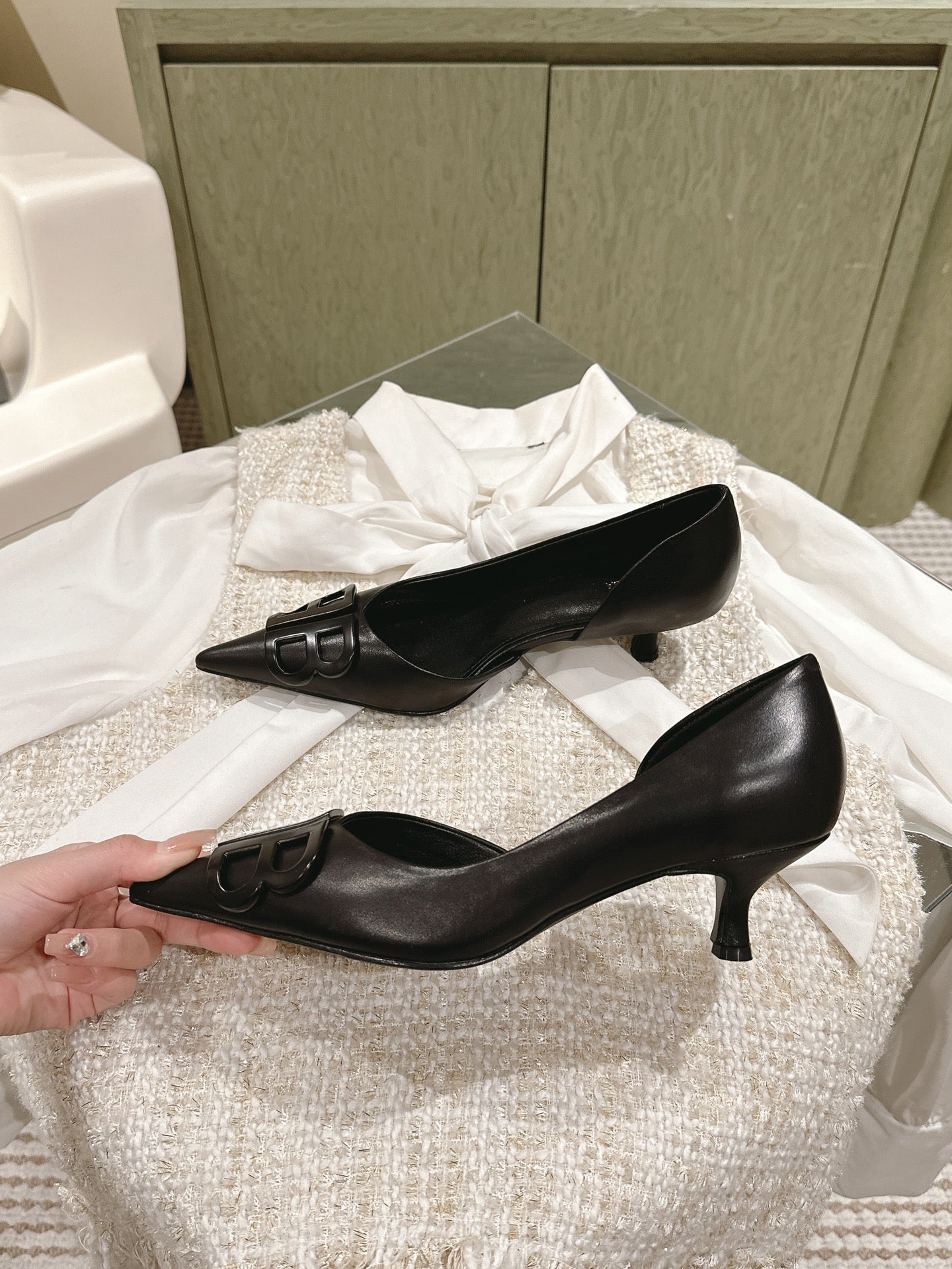 POINTED BB BLACK BUCKLE KITTEN HEEL PUMPS IN BLACK SMOOTH LAMBSKIN - 34