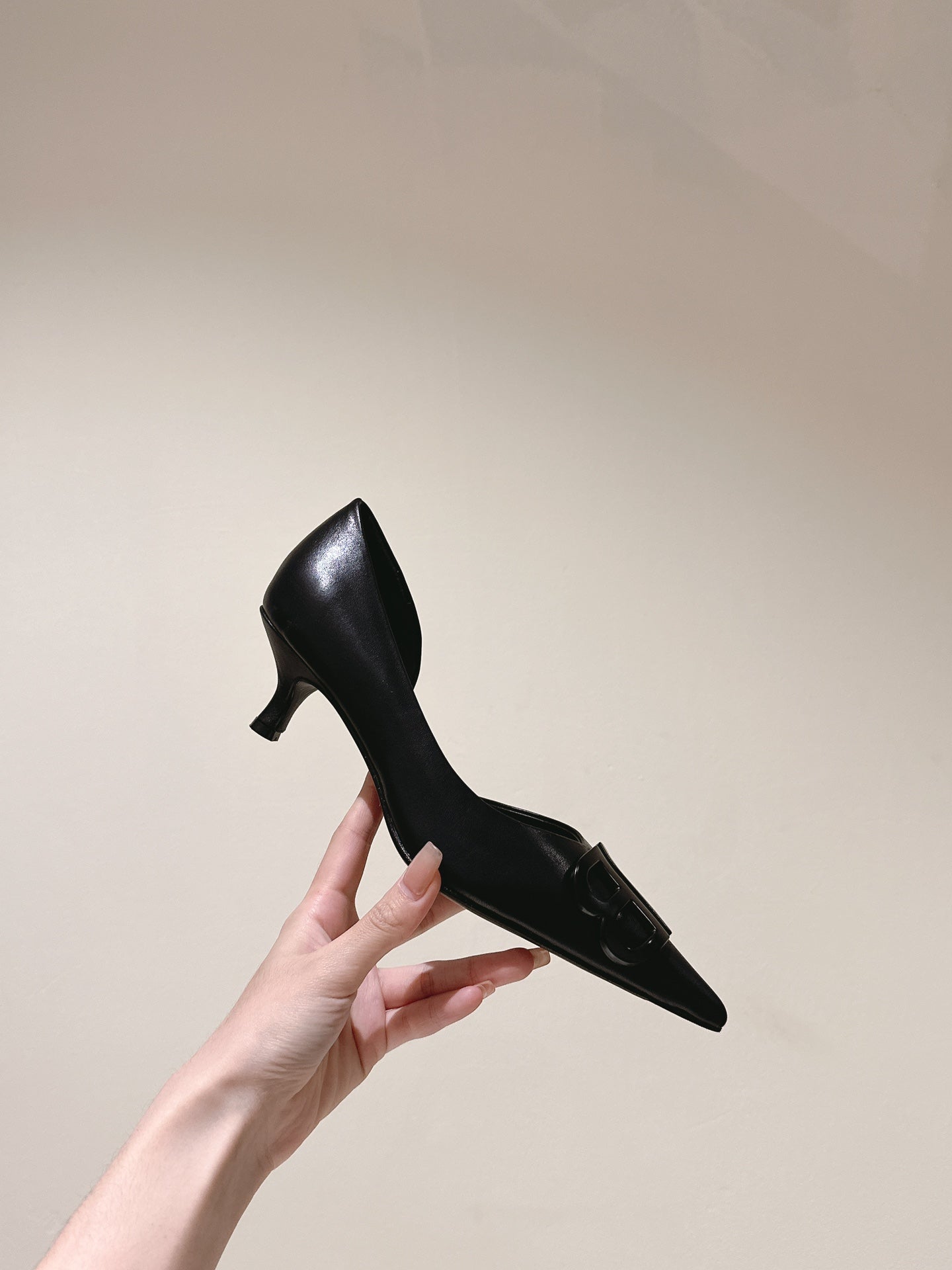 POINTED BB BLACK BUCKLE KITTEN HEEL PUMPS IN BLACK SMOOTH LAMBSKIN - 34