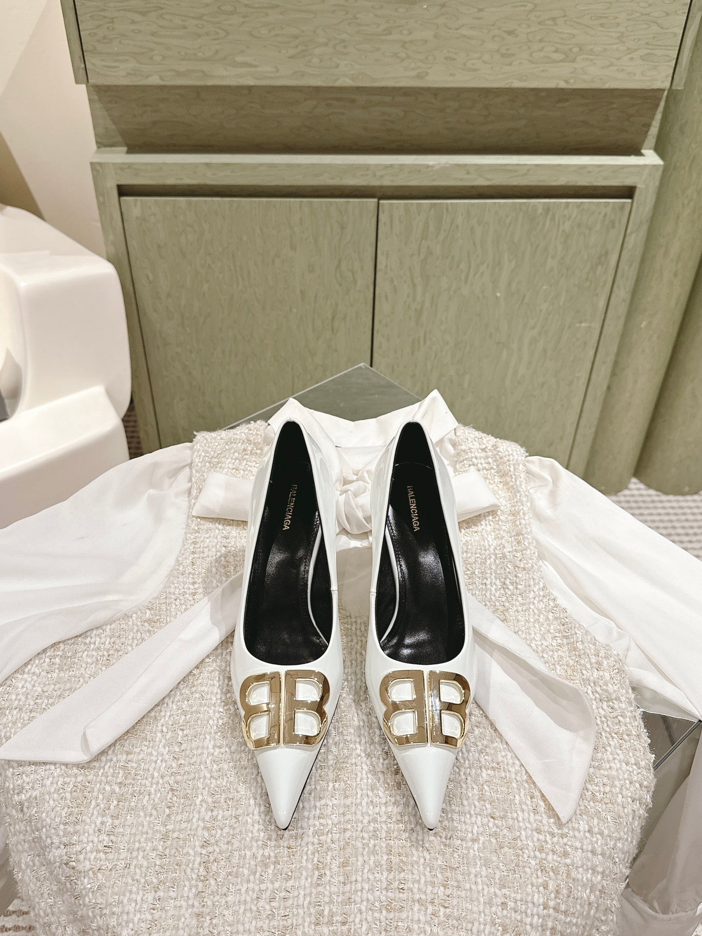 POINTED BB GOLD BUCKLE HIGH PUMPS 85MM IN WHITE PATENT CALFSKIN - 34
