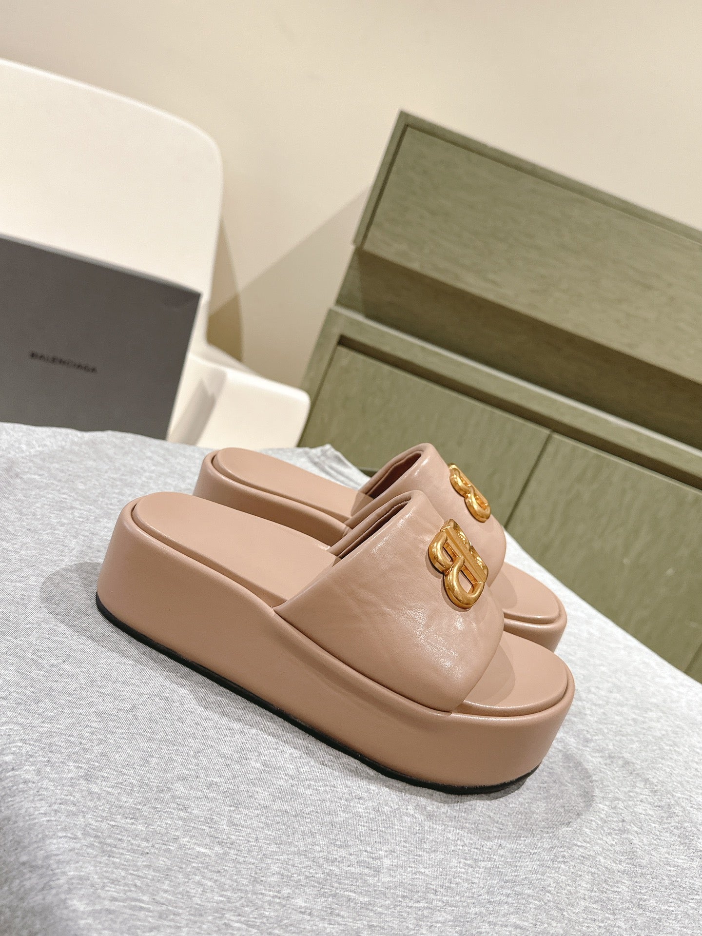 RISE SANDALS IN BEIGE SHINY LAMBSKIN GOLD BUCKLE - 35