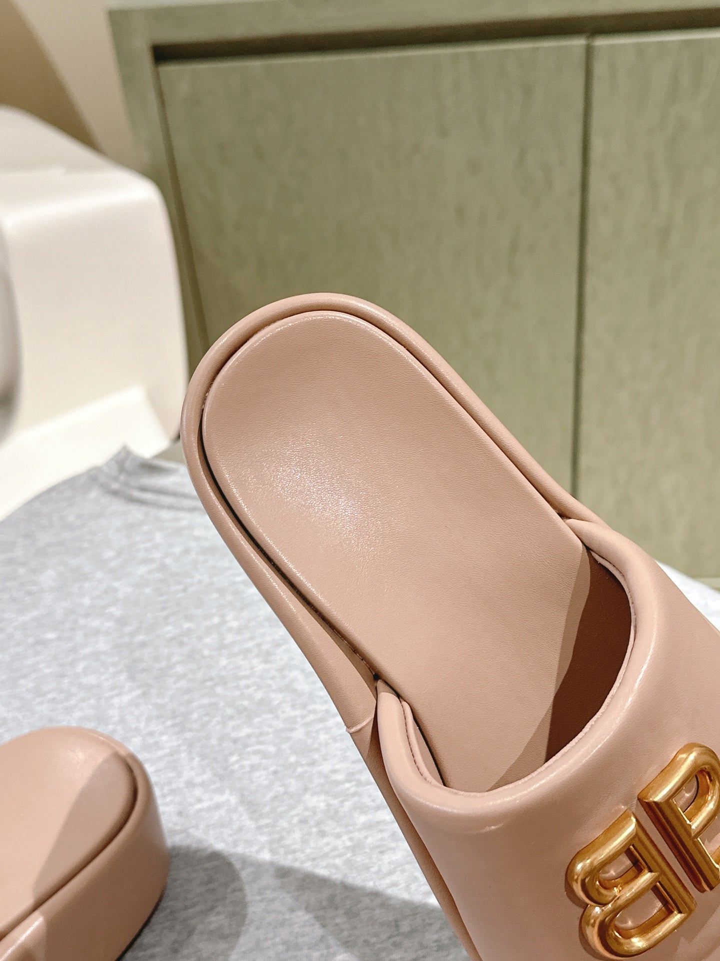 RISE SANDALS IN BEIGE SHINY LAMBSKIN GOLD BUCKLE - 35