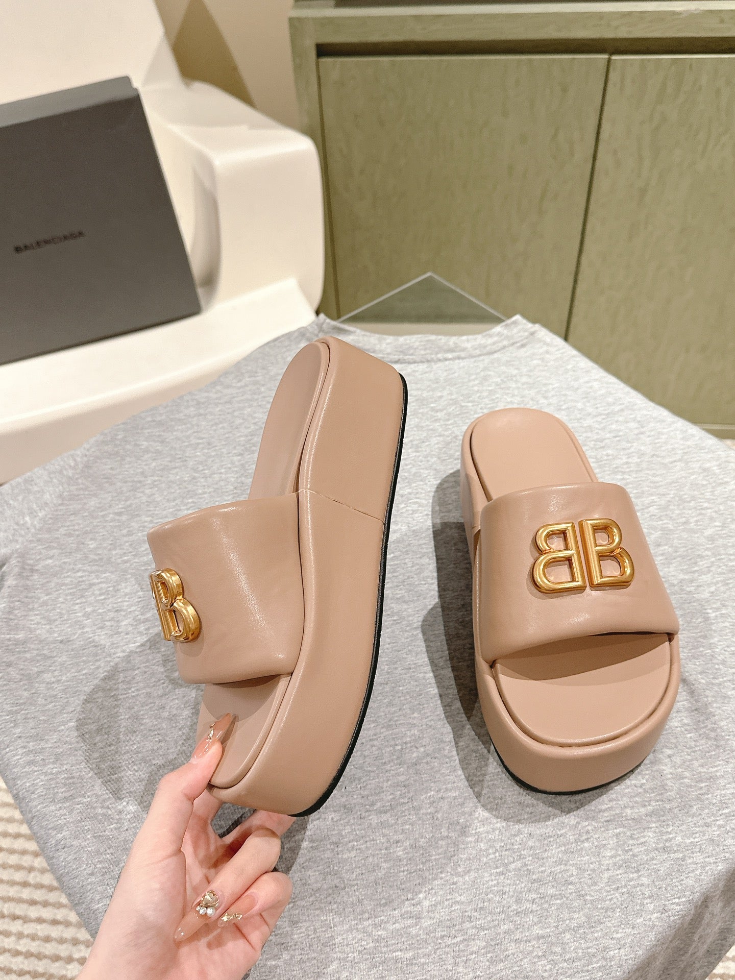 RISE SANDALS IN BEIGE SHINY LAMBSKIN GOLD BUCKLE - 35