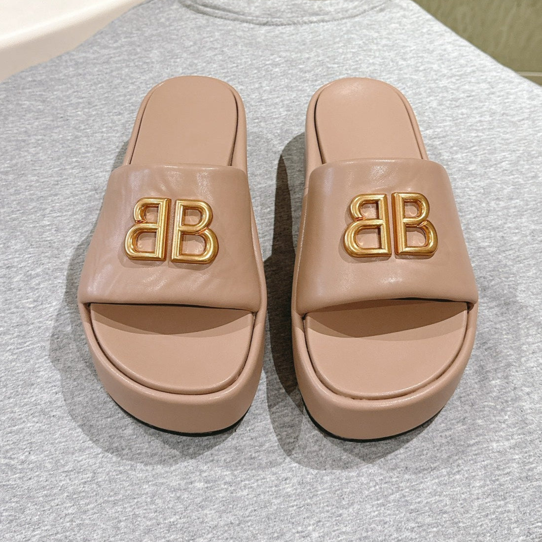 RISE SANDALS IN BEIGE SHINY LAMBSKIN GOLD BUCKLE - 35