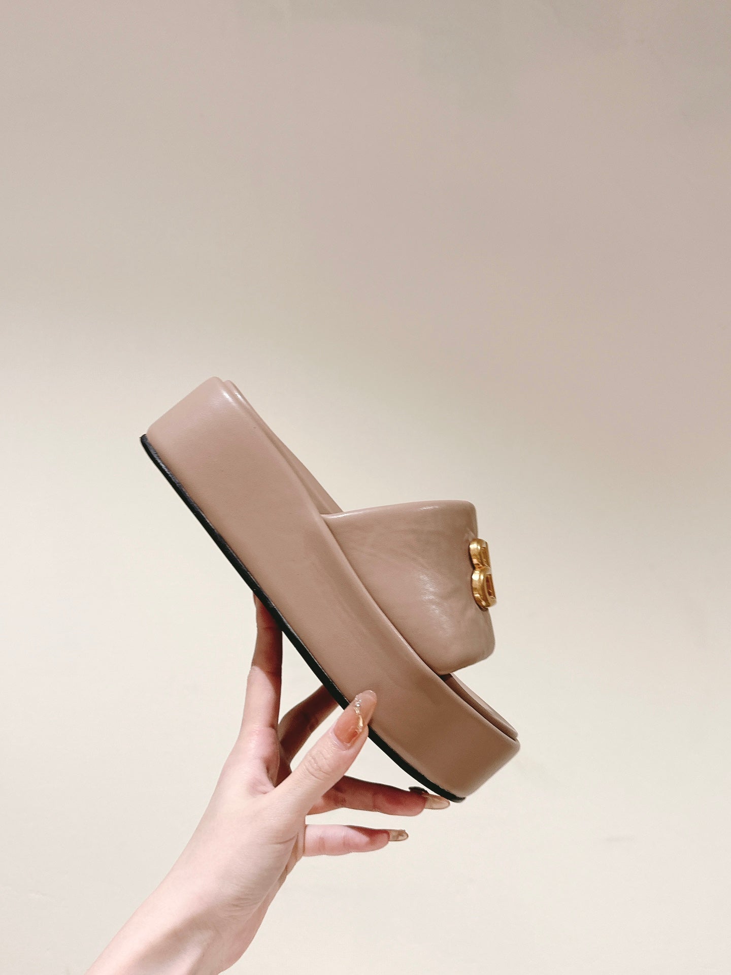 RISE SANDALS IN BEIGE SHINY LAMBSKIN GOLD BUCKLE - 35