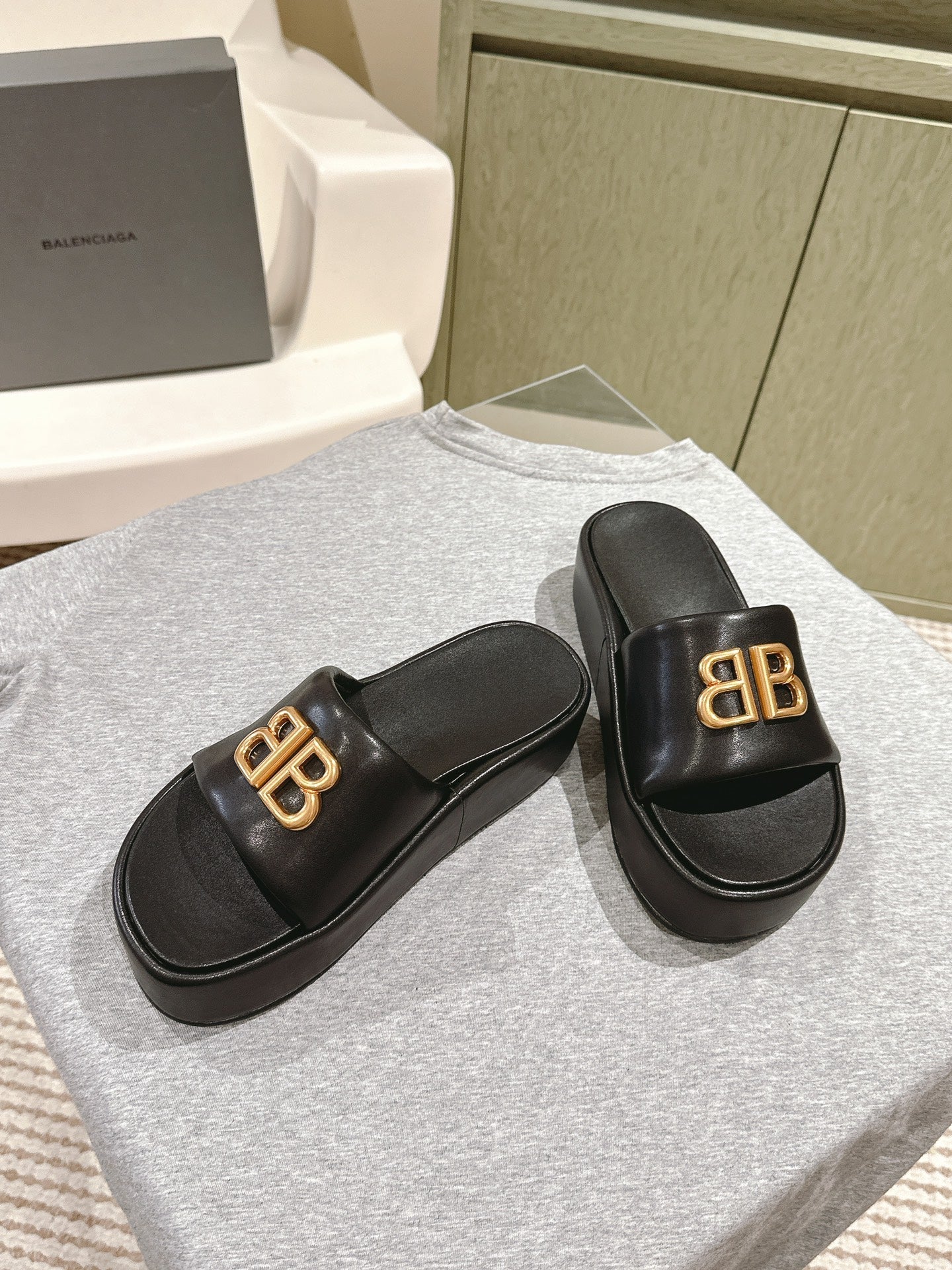 RISE SANDALS IN BLACK SHINY LAMBSKIN GOLD BUCKLE - 35