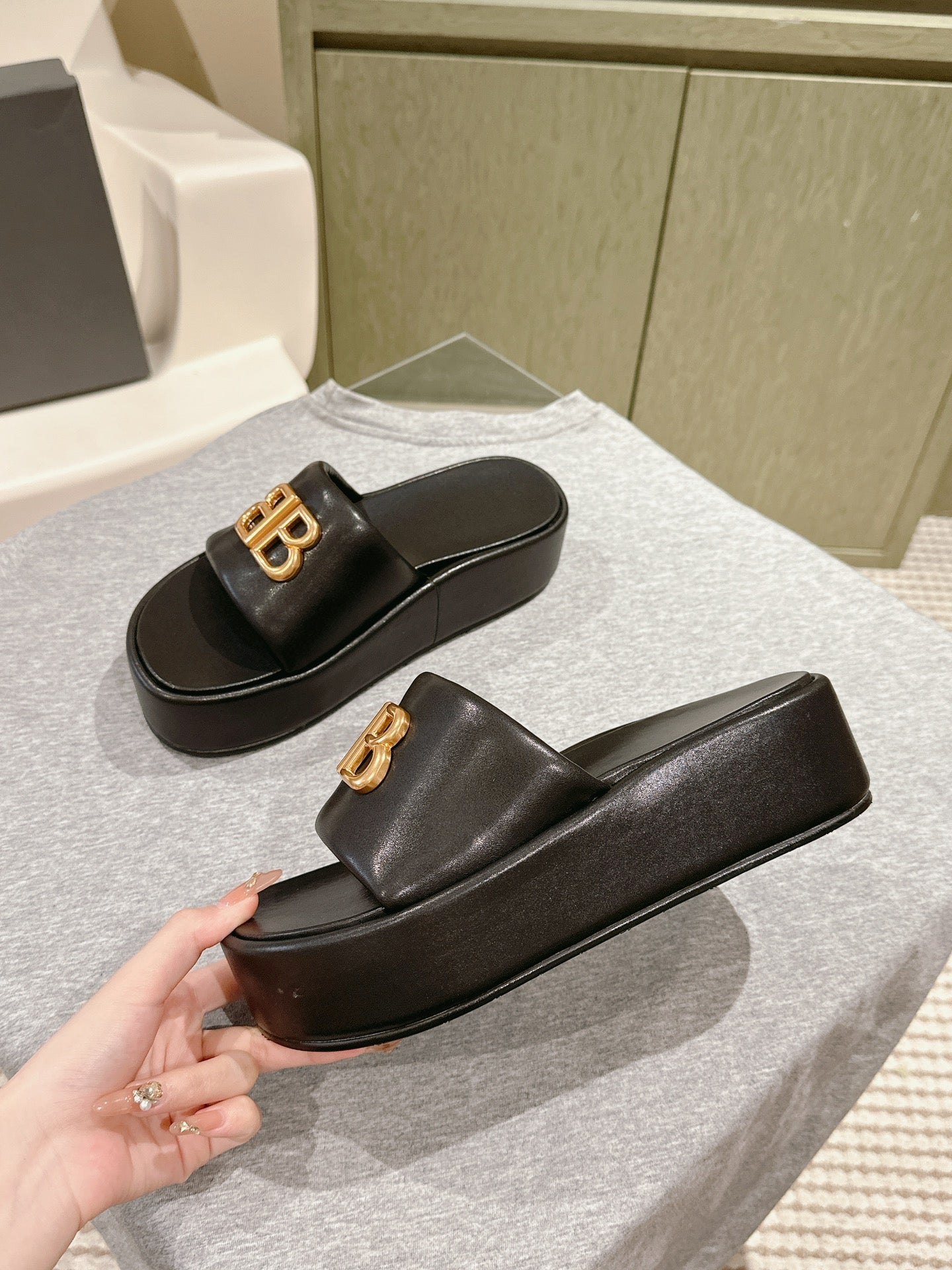 RISE SANDALS IN BLACK SHINY LAMBSKIN GOLD BUCKLE - 35