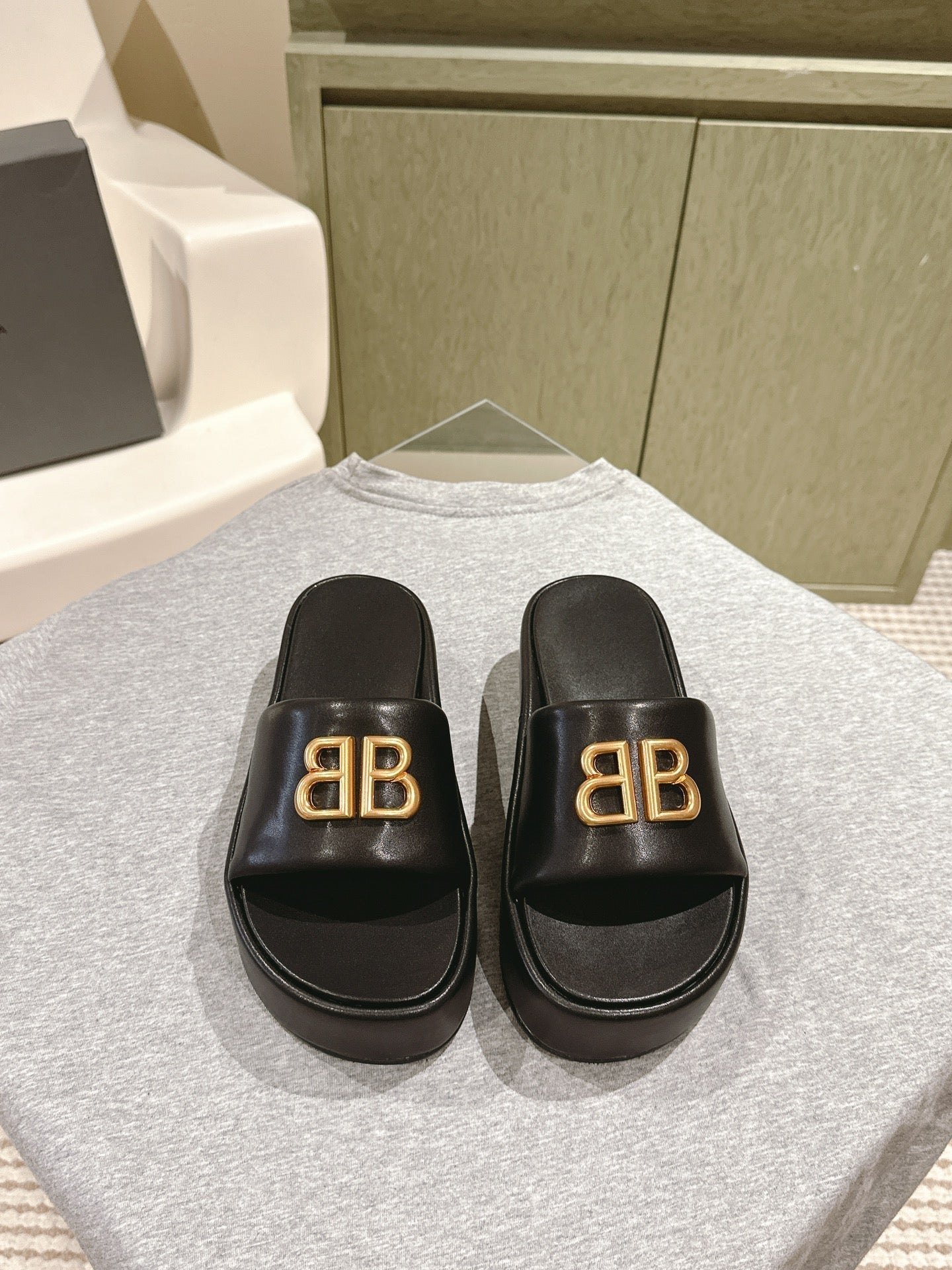 RISE SANDALS IN BLACK SHINY LAMBSKIN GOLD BUCKLE - 35