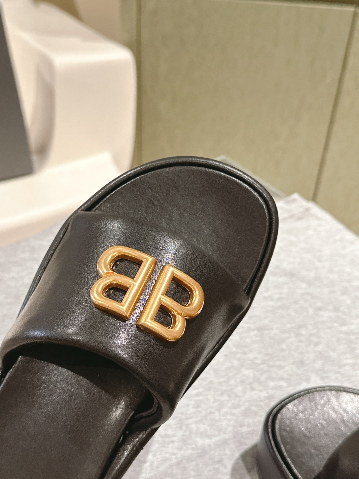 RISE SANDALS IN BLACK SHINY LAMBSKIN GOLD BUCKLE - 35