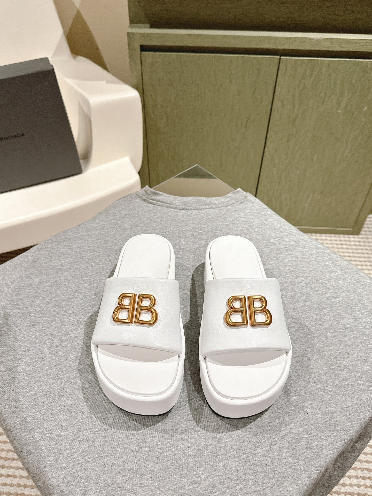 RISE SANDALS IN WHITE SHINY LAMBSKIN GOLD BUCKLE - 35